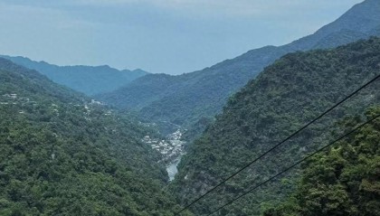 MK体育官方网站-田馥甄晒3人合体爬山，陈嘉桦带包子接地气，任家萱现在最没星味